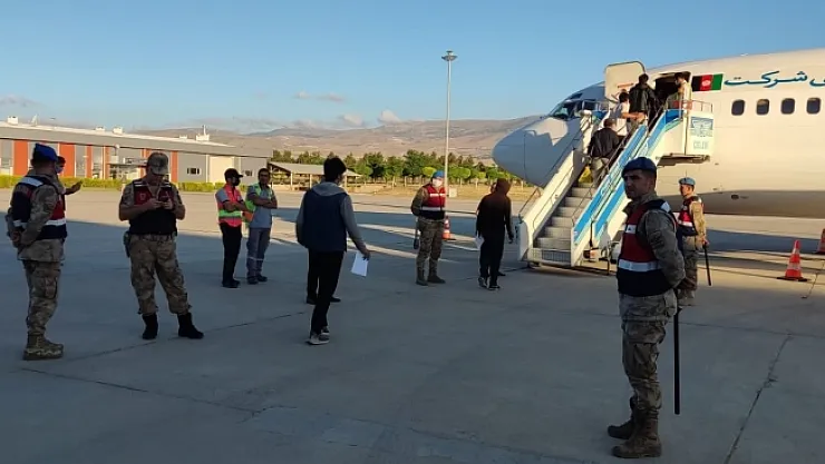 Yabancı uyruklu 107 göçmen, Malatya'dan sınır dışı edildi