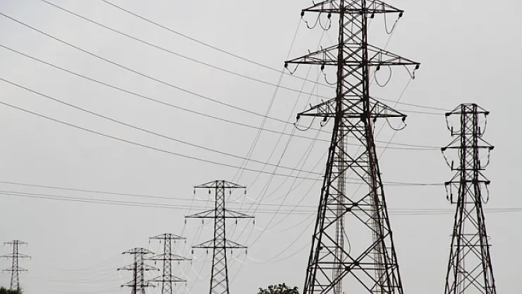 Yüksek gerilim hattı canına mal oldu!