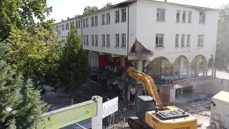 Eski kaymakamlık binasının yıkımına başlandı