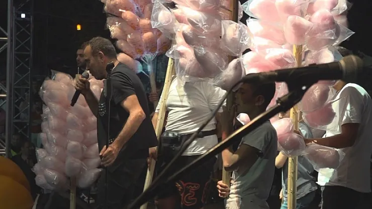 Haluk Levent konser alanındaki bütün pamuk şekerleri satın aldı
