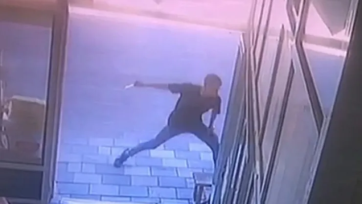 Husumetlisini defalarca bıçakladı! Saldırı anı kameralara yansıdı…