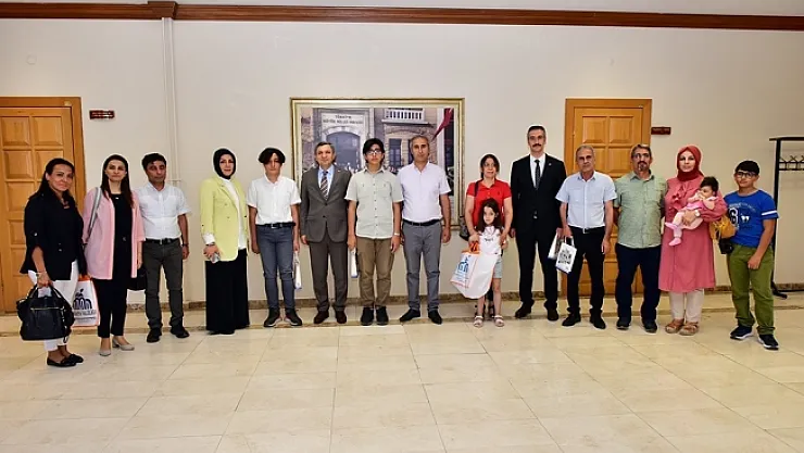 LGS birincilerine Vali Şahin'den hediye