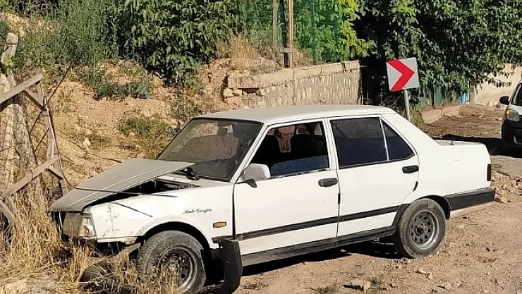 Malatya'da otomobil bahçe korkuluklarına çarptı: 3 yaralı