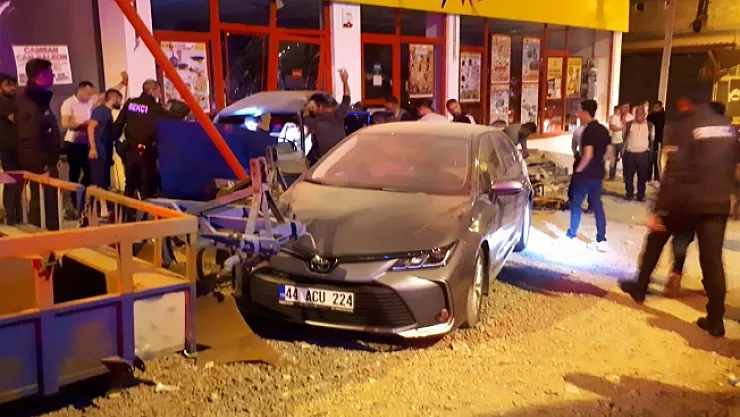 Otomobil markete daldı: 2 yaralı