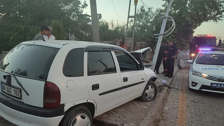 Otomobil park halindeki araca çarptı!