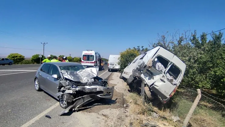 Otomobil park halindeki iki minibüse çarptı: 7 yaralı