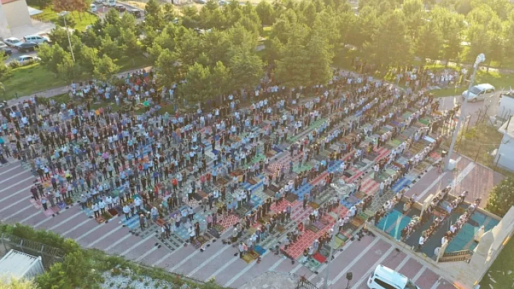 Yeşilyurt Gedik Namazgâhı'nda Bayram Namazına yoğun ilgi