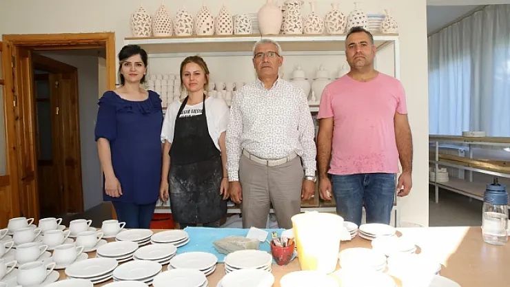 Başkan Güder, el emeği göz nuru eserleri inceledi