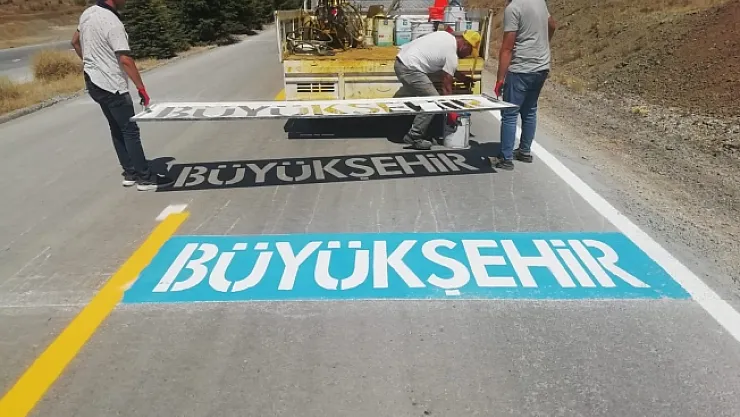 Büyükşehir, Kale'de yol çizgi çalışmalarına devam ediyor