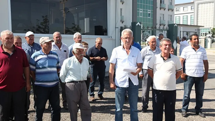 Çiftçiler DSİ'nin önünde eylem yaptı