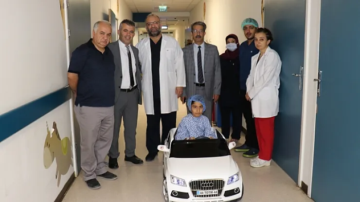 Çocuklar ameliyata akülü araba ile gidiyor