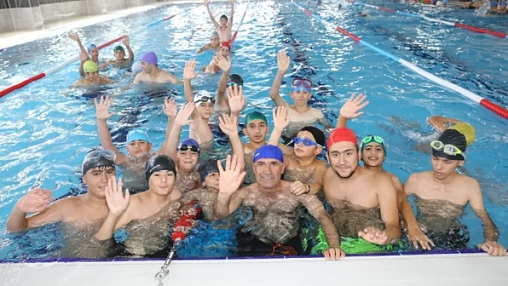 Güder, gençlerle birlikte kulaç attı