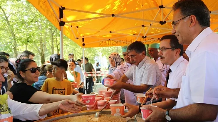 İnönü Üniversitesi'nden aşure ikramı
