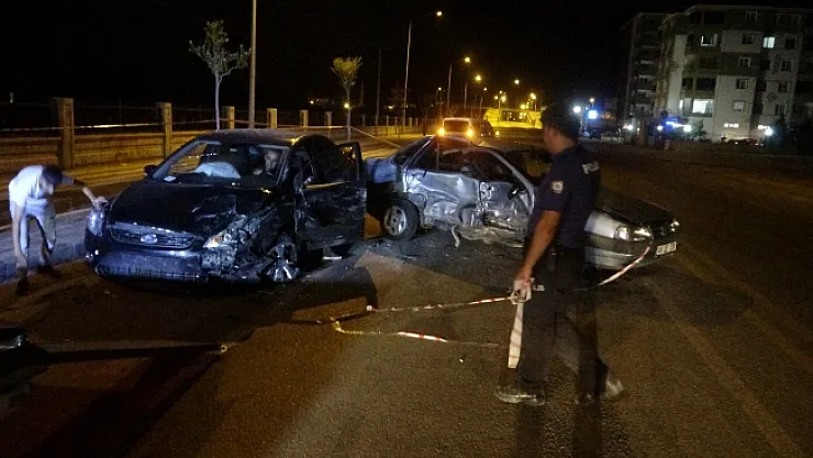 Lastiği patlayan otomobil karşı şeride geçti: 3 yaralı