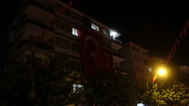 Malatyalı şehidin evine dev Türk bayrağı asıldı