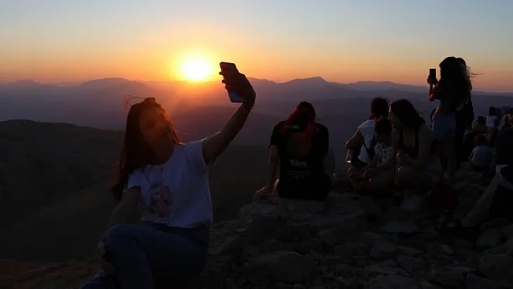 Nemrut Dağı'nda hafta sonu turist yoğunluğu yaşandı