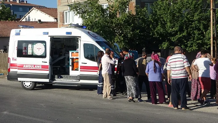 Otomobil ile çarpışan hafif ticari araç tarlaya uçtu