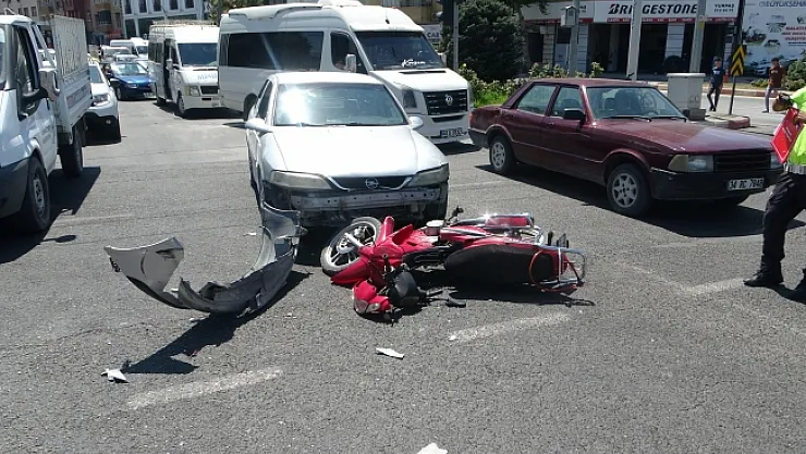 Otomobille çarpışan motosiklet sürücüsü yaralandı