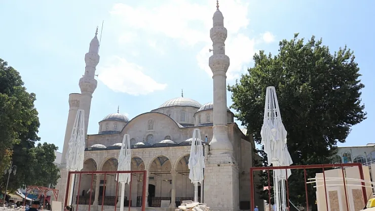 Tarihi cami avlusunda yapılan beton bloklar kaldırıldı