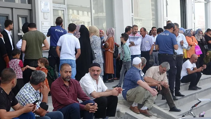 &quotAvrupa'ya gönderiyorlar" yalanını duyan mülteciler oraya koştu