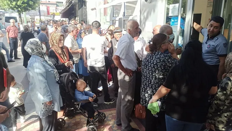 Bankalar önünde sosyal konut kuyruğu