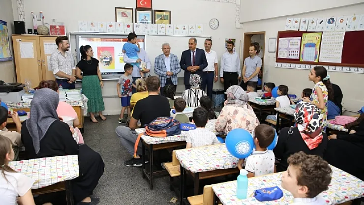 Başkan Güder okula ilk kez başlayan miniklere sürpriz yaptı