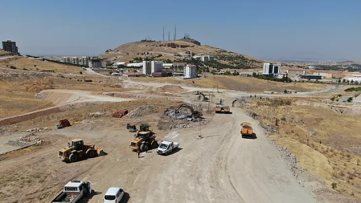 Büyükşehir Belediyesi Çamurlu'da 30 metrelik yol açıyor