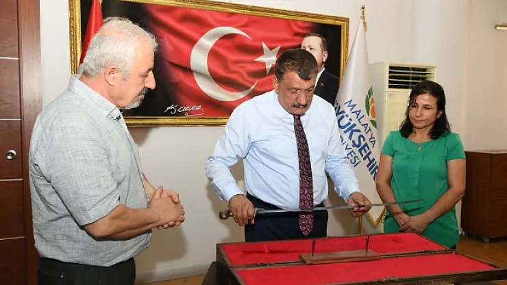 Damascus Ustası Bayyiğit'ten Gürkan'a hediye