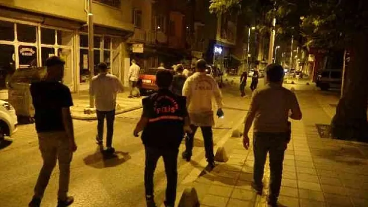 Dolaptan düşen silah ateş aldı : 1 yaralı!