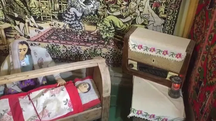 Emekli öğretmen yaptığı minyatürleri evinde sergiliyor