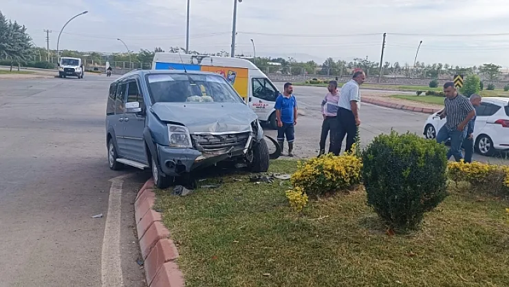 Hafif ticari araçla otomobil çarpıştı: 1 yaralı