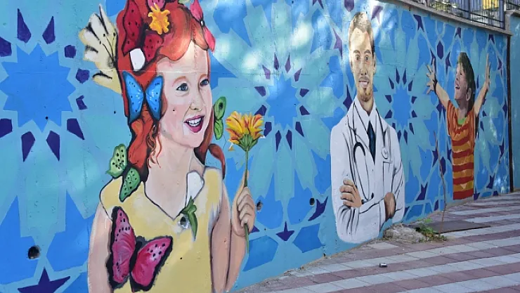 Kentteki cadde ve sokaklar duvar resimleriyle renkleniyor