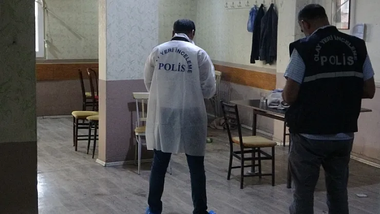 Kıraathanede okey oynarken vuruldu