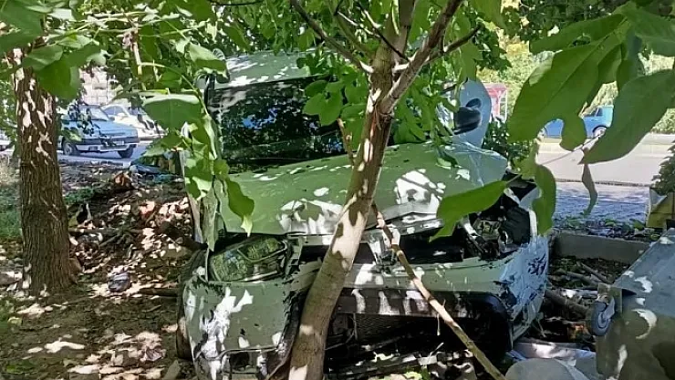 Kontrolden çıkan otomobil öğrencilerin arasına daldı