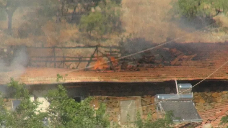 Malatya'da korkutan ev ve samanlık yangını!