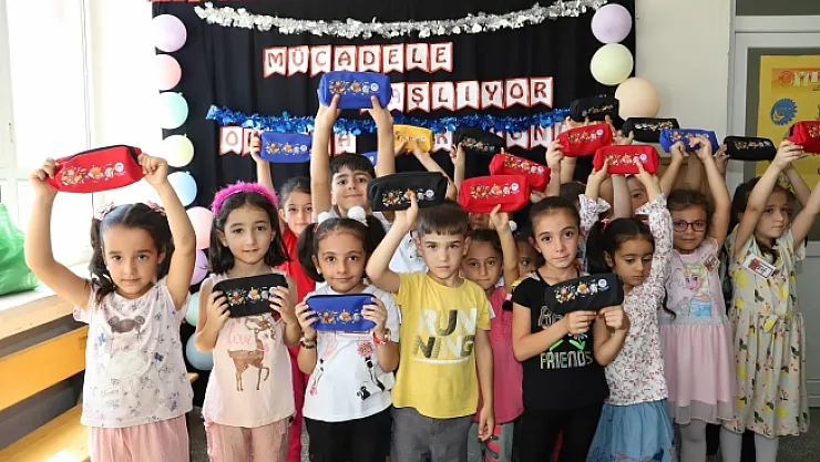 Minik öğrencilere kırtasiye sürprizi  