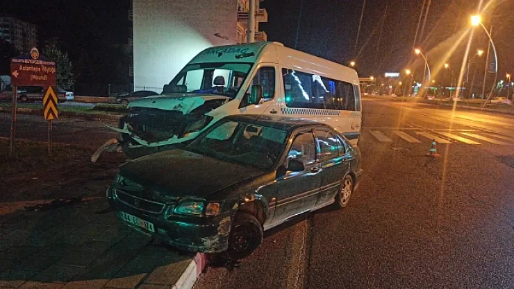 Otomobil ile minibüs çarpıştı: 1 yaralı