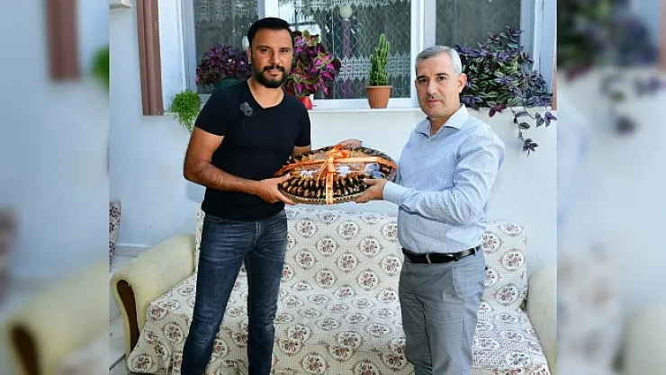 Sanatçı Alişan, Malatya'da dut pestiline hayran kaldı