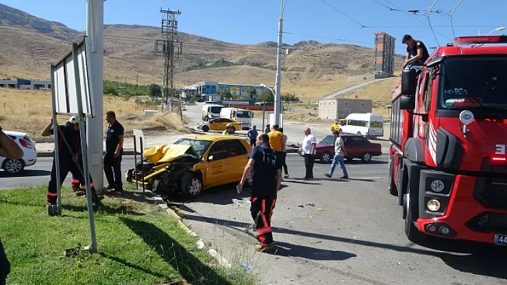 Temizlik aracı ile otomobil çarpıştı: 4 yaralı