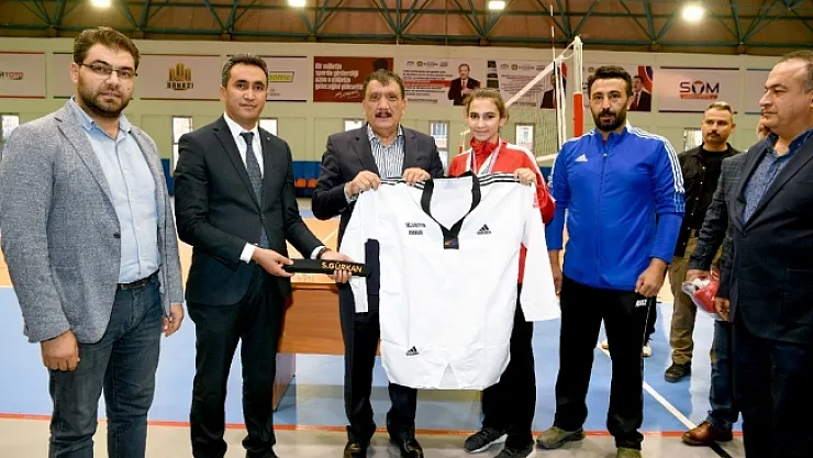 Başkan Gürkan, sporcularla bir araya geldi