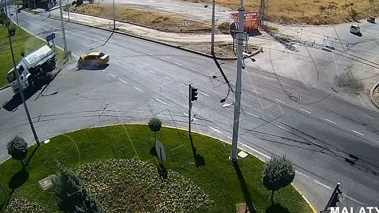 Dört kişinin yaralandığı feci kaza kameraya yansıdı