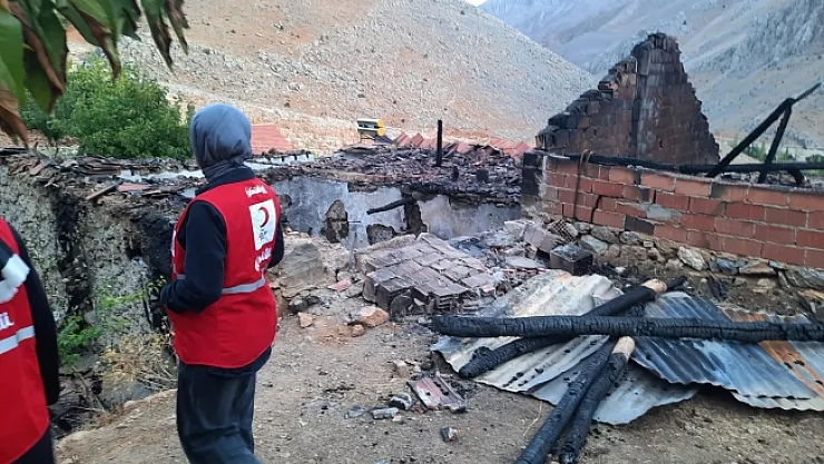 Evi yanan aileye Kızılay'dan yardım eli