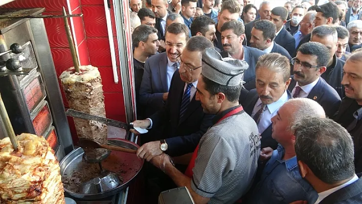 Fuat Oktay, Malatya'da döner kesti