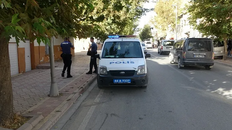 Husumetlisini sırtından bıçaklayarak ağır yaraladı!