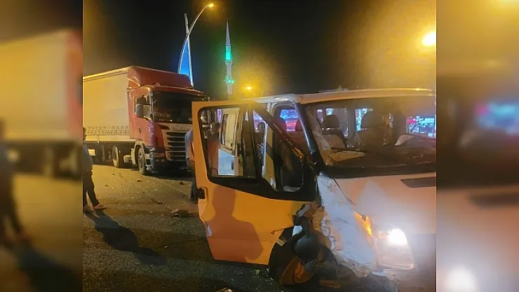 Malatya'da tır ile minibüs çarpıştı: 4 yaralı