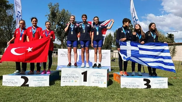 Malatyalı sporcular Türk Bayrağını dalgalandırdılar