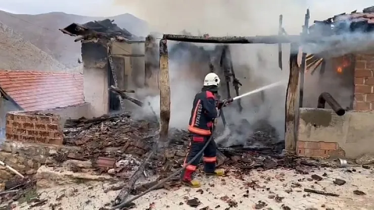 Müstakil ev ve ağıl yangında kül oldu