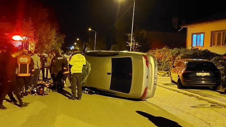 Park halindeki araca çarptı devrildi! 4 yaralı