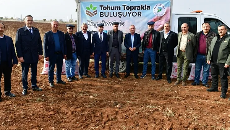 Cumhuriyet Örnekköy'e proje ile arpa ve buğday tohumu ekildi