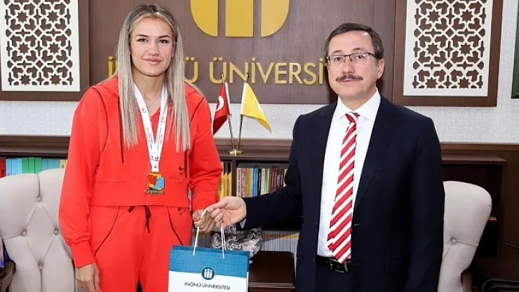 Dünya Boks Şampiyonu Hatice Akbaşın adını taşıyan spor salonu açılacak